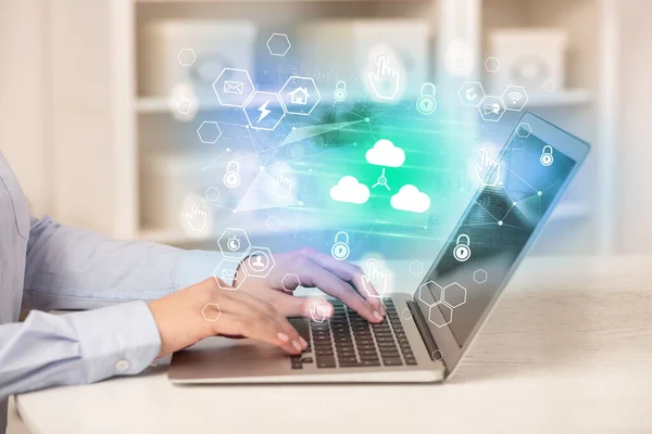 Hände Arbeiten Laptop Mit Cloud Technologie Symbolen Modernes Technologie Konzept — Stockfoto