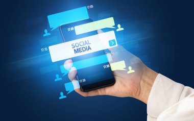 SOCIAL MEDIA yazıtlı, sosyal ağ kavramlı akıllı telefondan kadın el yazısı