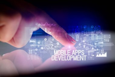 Web teknolojisi simgeleri ve Mobil Uygulamalar Geliştirme yazıtla parmak la dokunma tableti