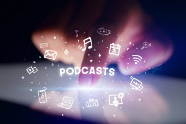 Çizilmiş sosyal medya simgeleri ve Podcasts yazıt, sosyal ağ kavramı ile parmak dokunmatablet