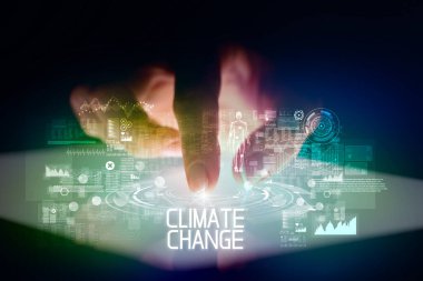Web teknolojisi simgeleri ve iklim değişikliği yazılarıyla tablete dokunmak