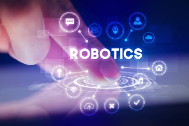 Web teknolojisi simgeleri ve ROBOTICS yazıtları ile tablete dokunmak, web teknolojisi kavramı