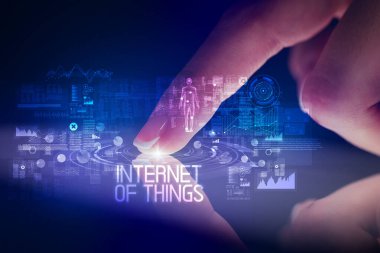 Web teknolojisi simgeleri ve Nesnelerin İnterneti yazıtını içeren parmak la dokunma tableti