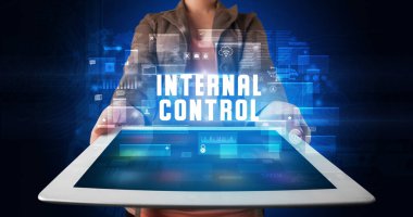 Tablet üzerinde çalışan genç iş adamı dijital işareti gösteriyor: INTERNAL CONTROL