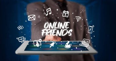 Tablet üzerinde çalışan genç iş adamı ve yazıyı gösteriyor: ONLINE ARKADAŞLARI