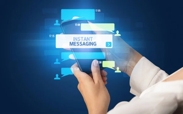 Femeie Tastarea Mâinilor Smartphone Inscripție Instant Messaging Concept Rețea Socială — Fotografie, imagine de stoc