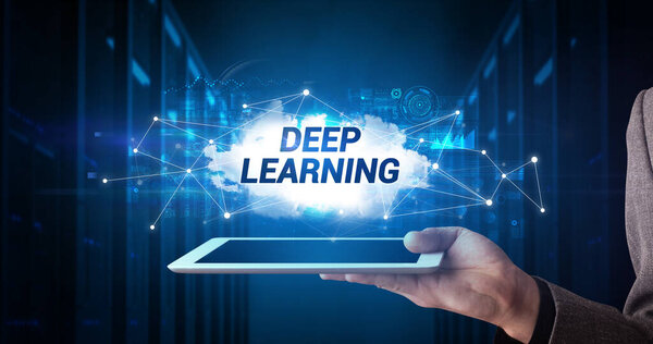 Молодой бизнесмен работает на планшете и показывает надпись: