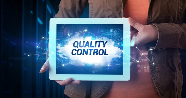 Junger Geschäftsmann Arbeitet Tablet Und Zeigt Die Aufschrift Quality Control — Stockfoto