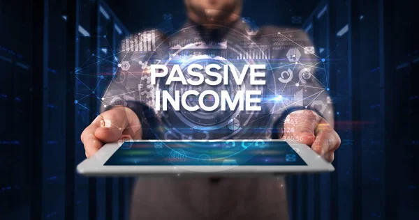 Молода Бізнесмен Працює Планшеті Показує Напис Passive Income Бізнес Концепція — стокове фото