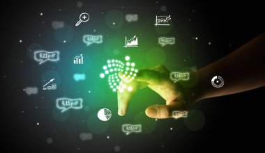 El çizimi iota simgeleri ile ekranda multimedya arayüzüne dokunmak fütüristik kavram