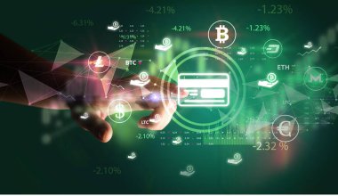 İş adamı, multimedya dokunmatik ekran fütüristik konseptinde kredi kartı sembolünü elle itiyor