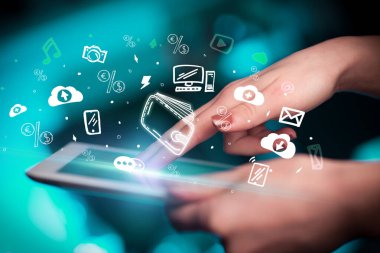 Elle çizilmiş cüzdan simgeleriyle dokunmatik ekranın yakın çekimi, dijital dönem konsepti