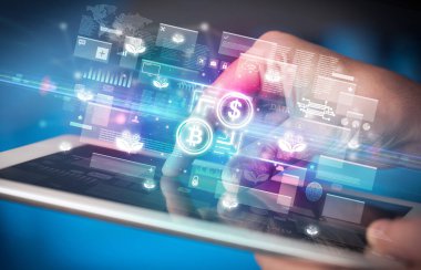 Şifreleme simgeleri içeren tablet kullanan bir elin yakın çekimi, dijital para birimi kavramı