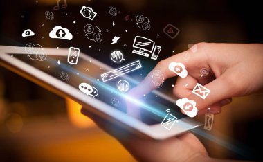 Elle çizilmiş yüzde simgeleriyle bir dokunmatik ekran yakın plan, dijital dönem konsepti