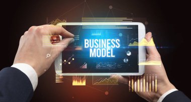 İş Dünyası Model yazıtları ve modern iş konseptiyle el ele tutuşmalar