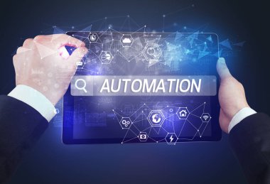 AUTOMATION yazıtları, yüksek teknoloji hesaplama kavramını araştıran bir tabletin yakın plan görüntüsü