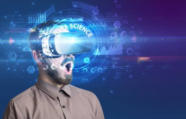 Sanal gerçeklik gözlükleriyle DATA Bilim Yazıtı ve yenilikçi teknoloji konseptiyle iş adamı