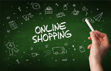 El çizimi ONLINE Alışveriş Yazıtı tahtaya beyaz tebeşirle yazılmış, online alışveriş kavramı