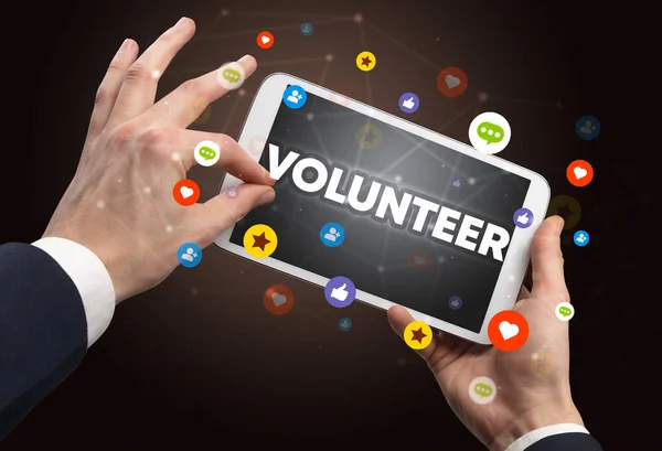 ボランティアの碑文 ソーシャルネットワークの概念を持つタッチスクリーンのクローズアップ — ストック写真
