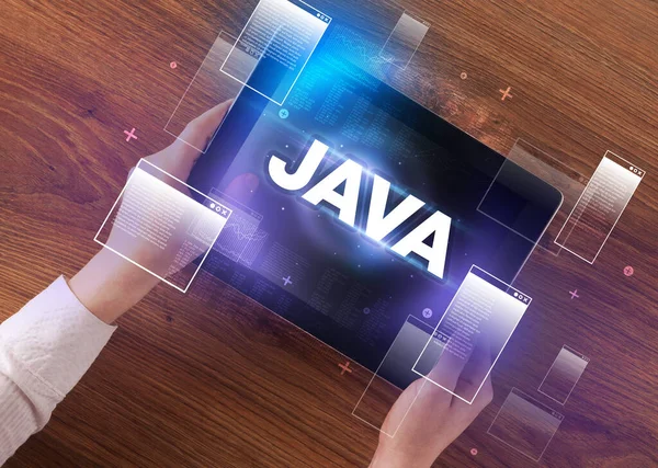 Javaの略称を持つハンドヘルドタブレットのクローズアップ 近代的な技術の概念 — ストック写真