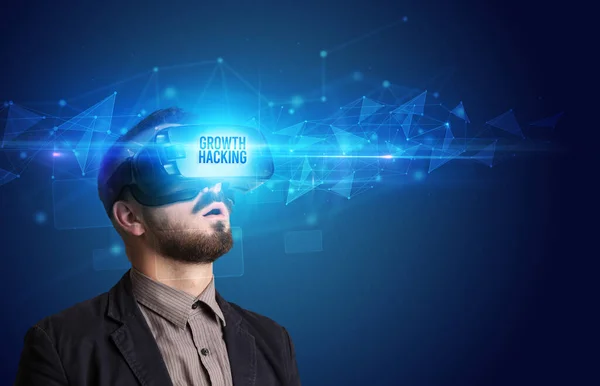 Podnikatel Prohlíží Brýle Virtual Reality Nápisem Growth Hacking Koncepce Kybernetické — Stock fotografie