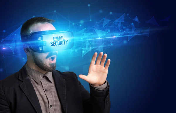 Hombre Negocios Mirando Través Gafas Realidad Virtual Con Inscripción Email —  Fotos de Stock