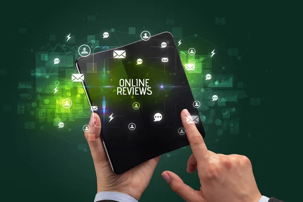 Online Reviews Yazısını Sosyal Kavramını Içeren Katlanabilir Bir Akıllı Telefon — Stok fotoğraf