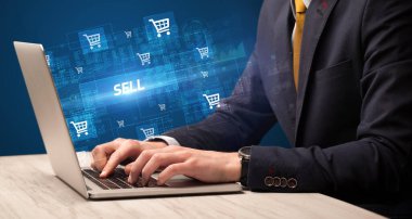Bilgisayarda çalışan iş adamı. Satışlar, online alışveriş konsepti.