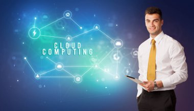 Bulut servisi simgelerinin önündeki iş adamı. CLOUD Bilgisayar Yazı, modern teknoloji konsepti.