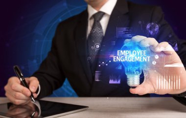 EMPLOYEE ENGAGEMENT yazıtlı iş adamı ampulü, iş fikri konsepti