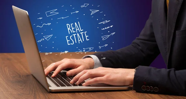 Podnikatel Pracující Notebooku Nápisem Real Estate Online Nákupní Koncept — Stock fotografie