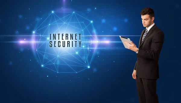 Affärsman Tänker Säkerhetslösningar Med Internet Security Inskription — Stockfoto