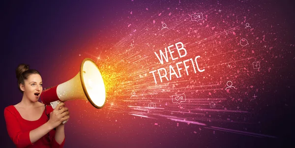 Genç Bir Kadın Hoparlöre Bağırıyor Web Traffic Yazıtları Sosyal Konsepti — Stok fotoğraf