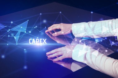 İş adamı CAPEX yazısıyla büyük ekrana dokunuyor, modern teknoloji iş konsepti