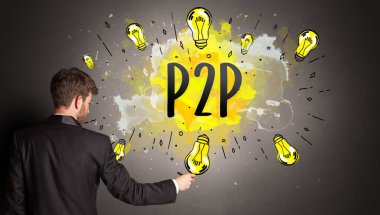 P2P kısaltmalı renkli ampul çizen iş adamı, yeni teknoloji fikri kavramı