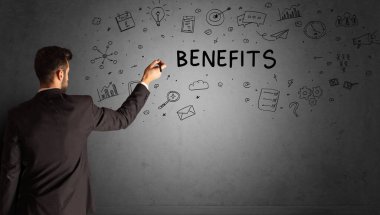 İş adamı BENEFITS yazıtları ve iş stratejisi konseptiyle yaratıcı bir fikir çizimi yapıyor.