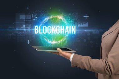 BloCKCHAIN yazıtlı dokunmatik ekranın yakın plan görüntüsü, yeni teknoloji kavramı