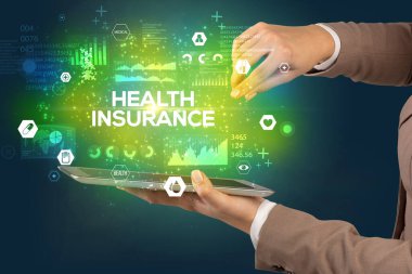 HEALTH INSURANCE yazıtlı, tıbbi konseptli bir dokunmatik ekrana yaklaş