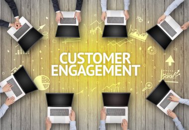 CUSTOMER ENGAGEMENT ile Ofiste Çalışan Meşgul İnsanlar Grubu, başarılı iş konsepti