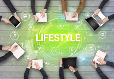 LIFESTYLE ile toplantı yapan bir grup insan, sosyal ağ konsepti