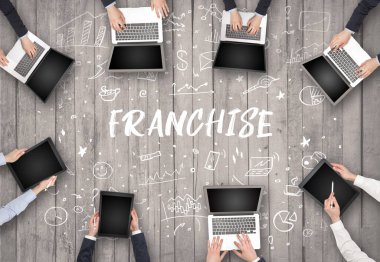 FRANCHISE yazıtları ve ortak çalışma konseptiyle birlikte çalışan bir grup iş adamı