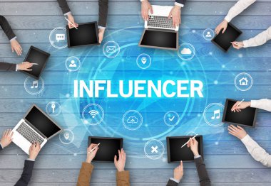 INFLUENCER ile toplantı yapan bir grup insan, sosyal ağ konsepti