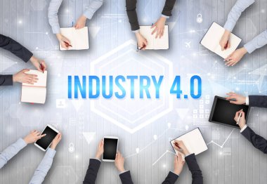 INDUSTRY 4.0 yazıtlı, modern teknoloji kavramına sahip bir ofiste çalışan meşgul insanlar grubu