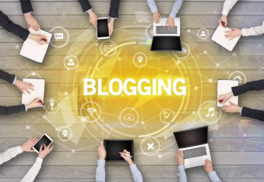 BLOGING içgüdü, sosyal ağ konsepti ile toplantı yapan bir grup insan