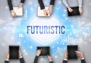 FUTURISTIC yazıtları, modern teknoloji konsepti olan bir ofiste çalışan meşgul insanlar grubu