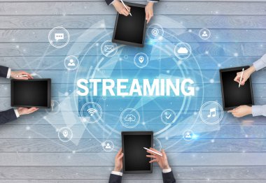 STREAMING Insciption, sosyal ağ konsepti ile toplantı yapan bir grup insan