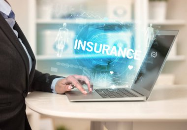 INSURANCE yazıtları ile sağlık kontrolü yapan doktor, tıbbi test sonuçlarını kaydediyor