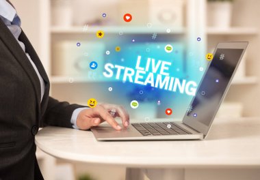 LIVE STREAMING yazıt, Sosyal medya kavramına sahip dizüstü bilgisayar kullanan serbest çalışan kadın
