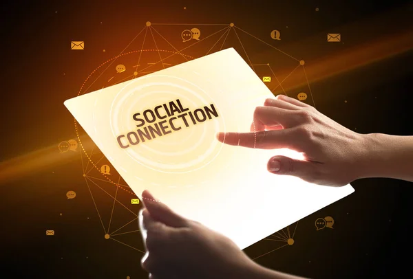Sostiene Tableta Futurista Con Inscripción Conexión Social Concepto Redes Sociales —  Fotos de Stock