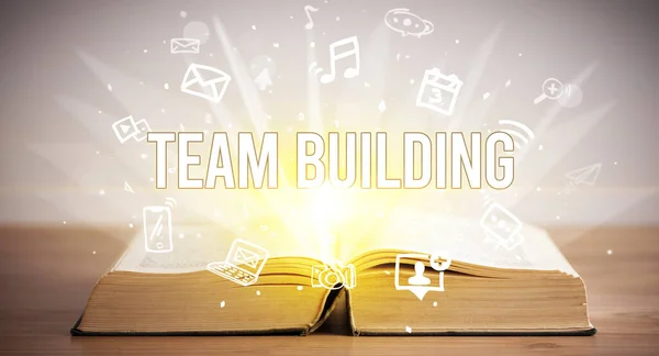 Opeen Buch Mit Team Building Beschriftung Geschäftskonzept — Stockfoto